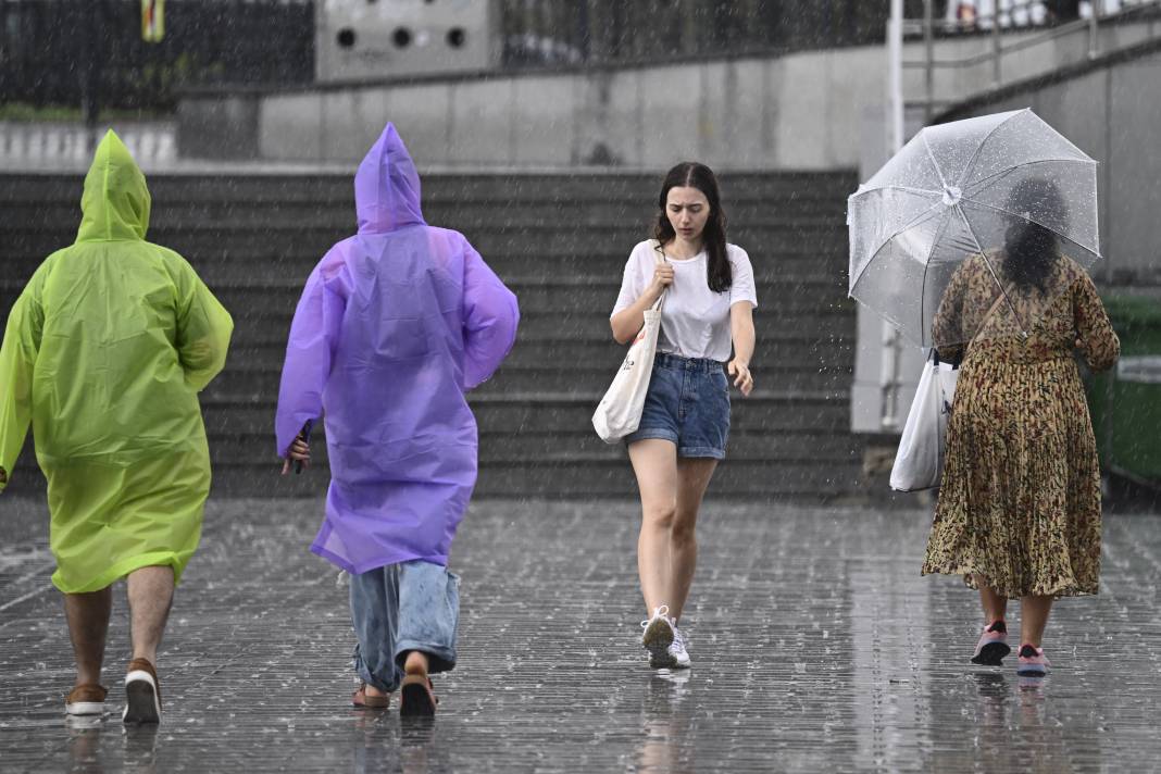 İstanbul'da sağanak hayatı felç etti! Araçlar sular altında kaldı 6